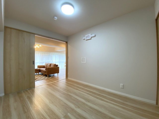 エクレール武蔵野ヒルズＢ棟の寝室|居室5.5帖　間取り図真ん中
木目調のフローリングと白いクロスが調和した洋室。どんなインテリアにも合わせやすいシンプルで使いやすいお部屋です。静かで快適なひとときを過ごせます。