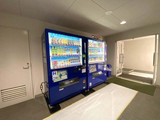エクレール武蔵野ヒルズＢ棟のその他共用部分|自動販売機
マンション敷地内・共用部に自動販売機を設置。わざわざ外のコンビニまで行かなくても、敷地内でいつでも手軽にお好みのドリンクを購入できて大変便利です。