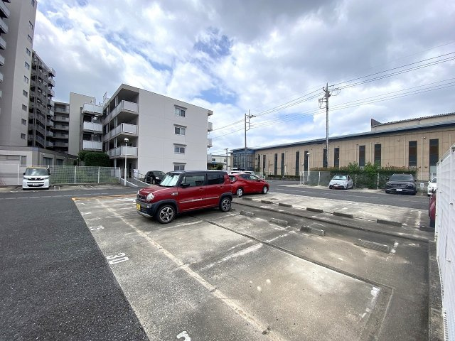エクレール武蔵野ヒルズＢ棟の駐車場|敷地内に駐車場を完備（平面：月額8,000円〜9,000円）。お車をお持ちのご家族にもおすすめの環境です。重い荷物の出し入れや雨の日のお出かけもスムーズに行えます