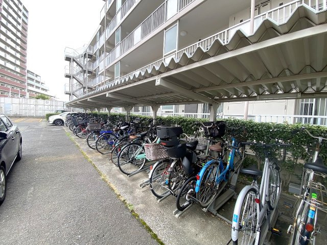 エクレール武蔵野ヒルズＢ棟の駐輪場|駐輪場
敷地内には駐輪場も完備されています。駅や近隣のスーパー、公園などへのお出かけや通勤・通学、お子さまの通学用自転車の置き場として重宝します。