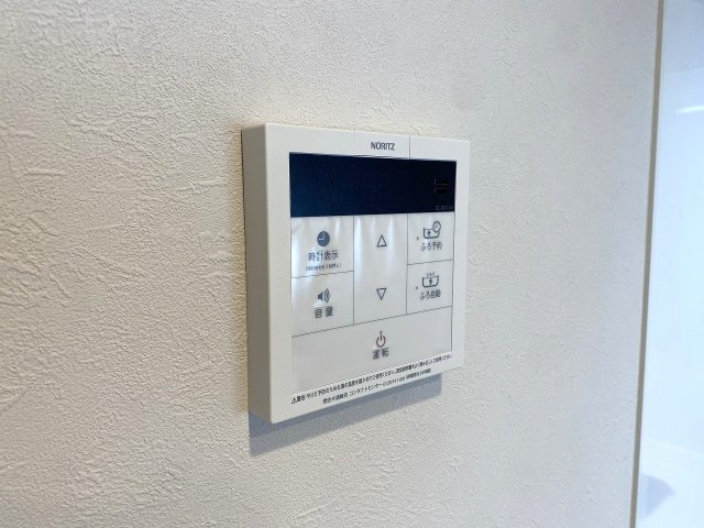 エクレール武蔵野ヒルズＢ棟の発電・温水設備|追い焚き機能
ボタン一つでお湯はり・保温・追い焚きが可能な自動お風呂機能を備えています。帰宅時間が異なるご家族でも、いつでも温かいお湯で快適に入浴していただけます。