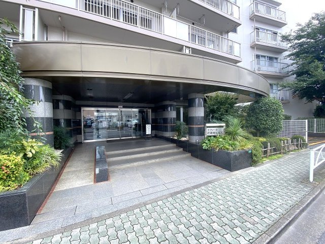 エクレール武蔵野ヒルズＢ棟|エントランス外
清潔感のあるエントランスまわり。総戸数200戸の大型マンションならではの手入れが行き届いた管理体制が魅力で、毎日の帰宅時にも安心感を与えてくれます。