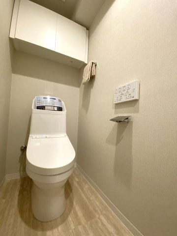 エクレール武蔵野ヒルズＢ棟のトイレ|トイレ新規交換
温水洗浄便座付きで、毎日気持ちよくお使いいただける衛生的な空間です。クロスも全面貼り替えられており、明るく清潔感のある雰囲気に仕上がっています。