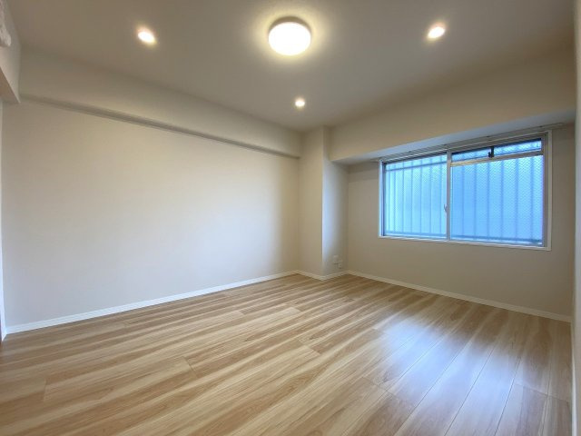 エクレール武蔵野ヒルズＢ棟の子供部屋|洋室7.4帖　間取り図左上の部屋
約7.4帖のゆとりある洋室。主寝室や子供部屋としてもゆったり使えます。大きな収納スペースも備わっており、お部屋を広く清潔に保てる設計です。