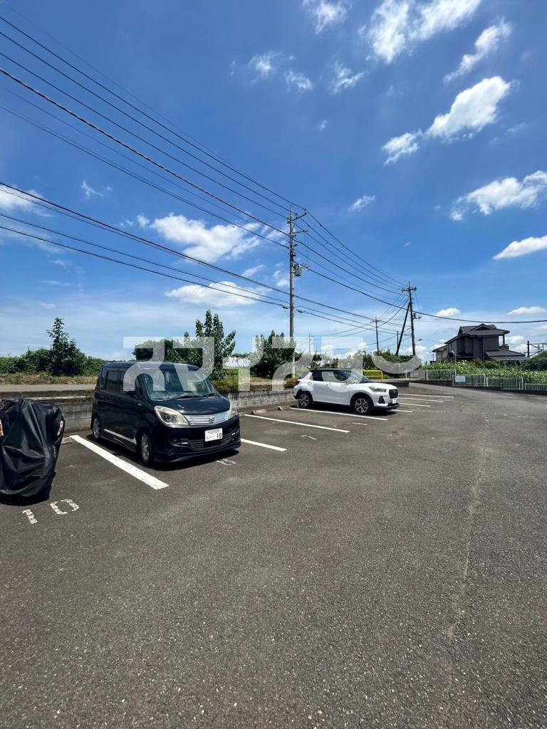 メゾンエースの駐車場