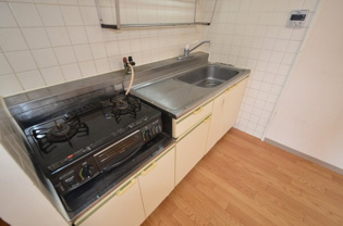 壁付けキッチンでスペースを最大限有効活用できます！