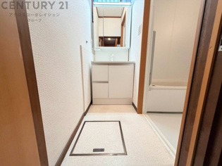 衣服の収納や脱ぎ着や整理整頓がしやすく、湿った衣類を乾燥させるスペースがありカビや臭いの発生を防ぎます。床の汚れを他の部屋に持ち込まず清潔を保つことができます。また快適な入浴環境の整備にも役立ちます。