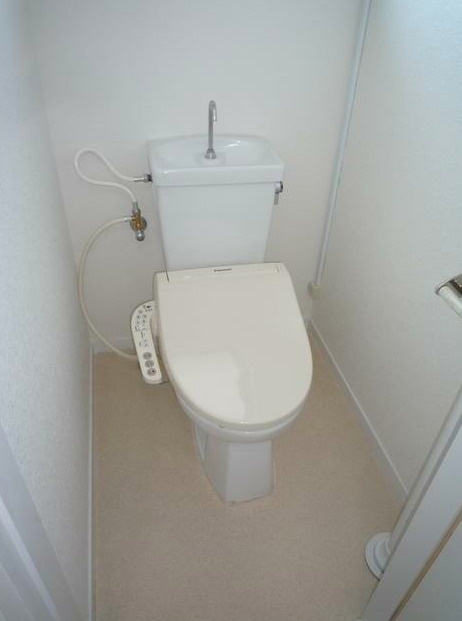 岡ビル【キャッシュバック対象物件】のトイレ|シンプルで使いやすいトイレです
