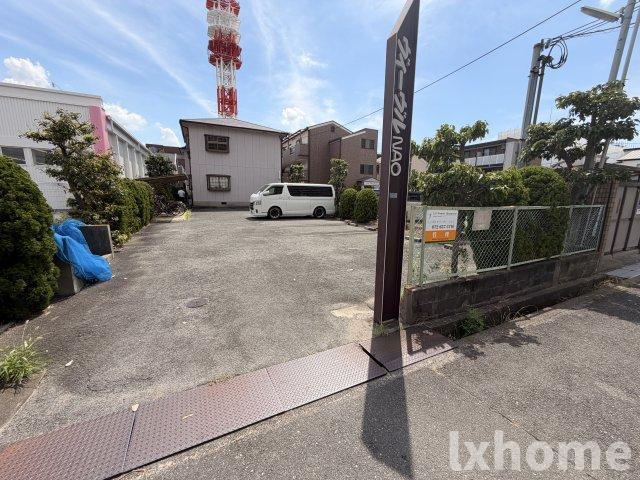 ヴィーヴルNAOの駐車場