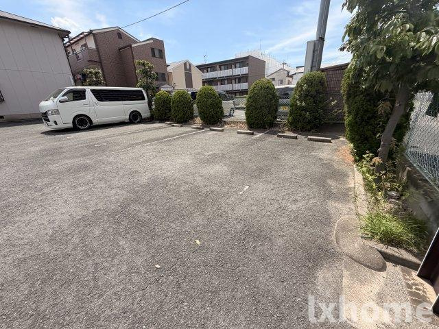 ヴィーヴルNAOの駐車場