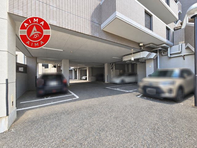 エステートマンション大濠グランディールの駐車場|ゆったりとしたスペースがある駐車場です。