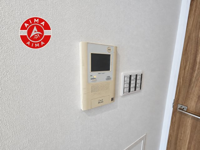 エステートマンション大濠グランディールのセキュリティ|玄関を開ける前に、室内のモニターで来訪者の顔と姿をしっかりと確認できるTVモニター付きインターホンを完備。