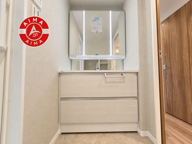 エステートマンション大濠グランディールの独立洗面台|毎日使うものだから清潔な空間を保ちたい水回り。洗面にはそんな願いを解消させてくれる収納アイディアが満載です。鏡の裏側にはキャビネットが現れ小物から背の高い物まで収納できます。