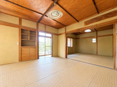 【和室】 | ◆泉区新橋町　中古戸建◆ | ◆柔らかい陽光が差し込む明るいお部屋を演出する設計。彩光の取れる窓が気持ちの良いお部屋を創り上げます。※写真は加工しています