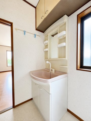 【独立洗面台】 | ◆泉区新橋町　中古戸建◆ | ◆ご家族の1日が始まり、1日が終わりを締めくくる洗面空間。※写真は加工しています