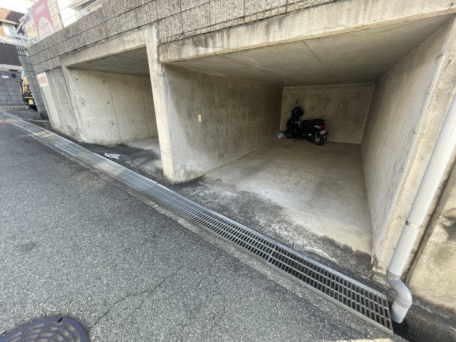 ハイツ本多聞の駐車場