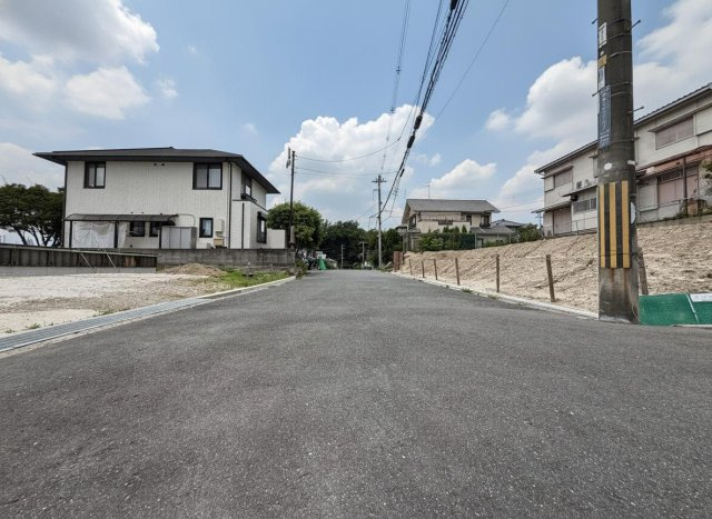 茨木市南春日丘3丁目の外観|南西側公道幅員も5.5ｍと広々としているので車の運転に自信のない私でもスムーズに通行出来ました♪