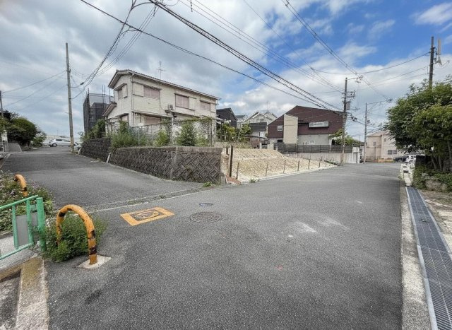茨木市南春日丘3丁目の前面道路含む現地写真|建築条件もないのでお好きなハウスメーカー様で建築可能です♪
あなただけの素敵なお家を建てられますね♪