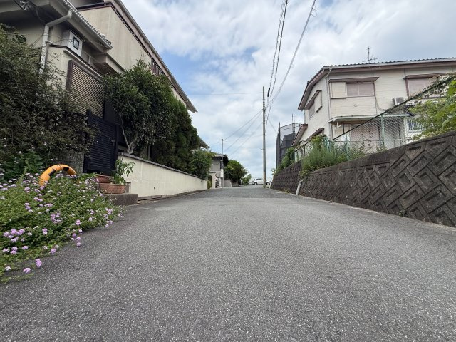 茨木市南春日丘3丁目の前面道路含む現地写真|北西側公道幅員、約4.9ｍなのでお車のすれ違いも安心です♪