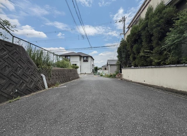 茨木市南春日丘3丁目の前面道路含む現地写真|道路に囲まれているので、圧迫感の少ない住環境です♪