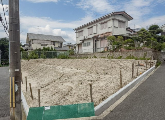 茨木市南春日丘3丁目の周辺|約79坪のゆとりのある敷地なので、お車の制限も心配ご無用ですね♪
大きいお車でも大丈夫です♪