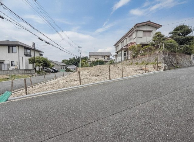 茨木市南春日丘3丁目の外観|交通量も少ない場所なので子育て世帯にも人気のエリアです♪
