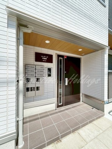 茅ヶ崎市中海岸１丁目のアパートのエントランス