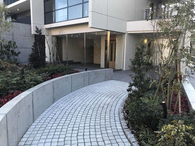 ホワイトガーデン久我山のエントランス