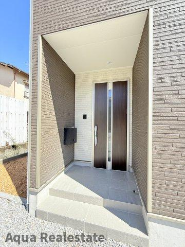 高松市香西本町の新築一戸建の玄関|落ち着いた玄関です