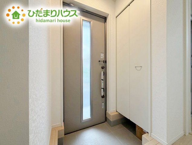 いわき市四倉町第19　新築戸建　2号棟の玄関|スニーカーマニアも納得の天井まであるシューズボックス!(^^)!