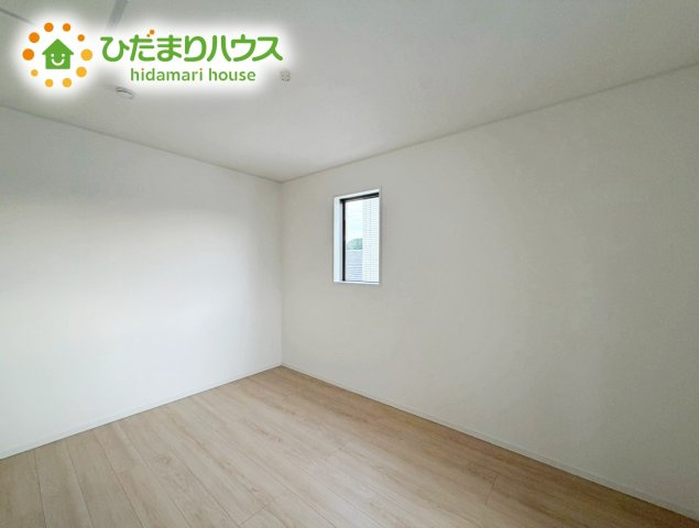 いわき市四倉町第19　新築戸建　2号棟の寝室|バルコニーに面していて、たっぷり光りの入る明るい主寝室です！
