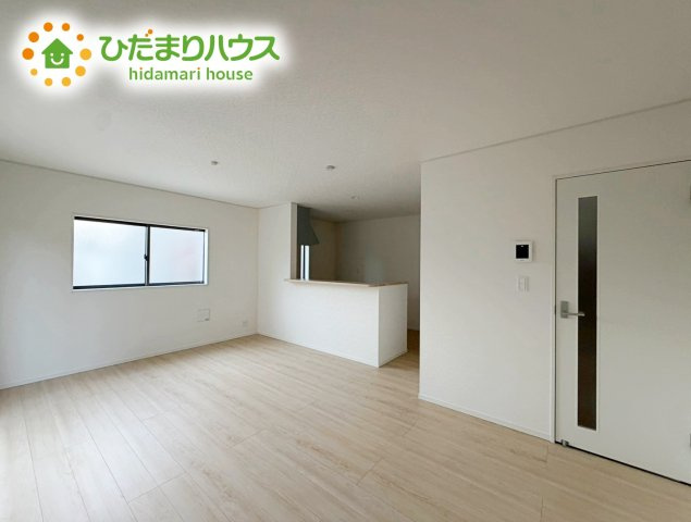 いわき市四倉町第19　新築戸建　2号棟の居間・リビング|リビング大きな窓からは、暖かな日の光が降り注ぎます・・・
