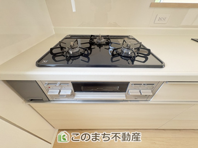 【キッチン】 | CRADLE GARDEN真岡市台町　第10　1号棟 | 3口ビルトインコンロで同時調理可能☆時短家事につながりますね☆