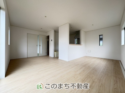 【居間・リビング】 | CRADLE GARDEN真岡市台町　第10　1号棟 | 窓が多く明るいリビングスペース☆ご家族の団らんを明るい日差しがが照らします☆