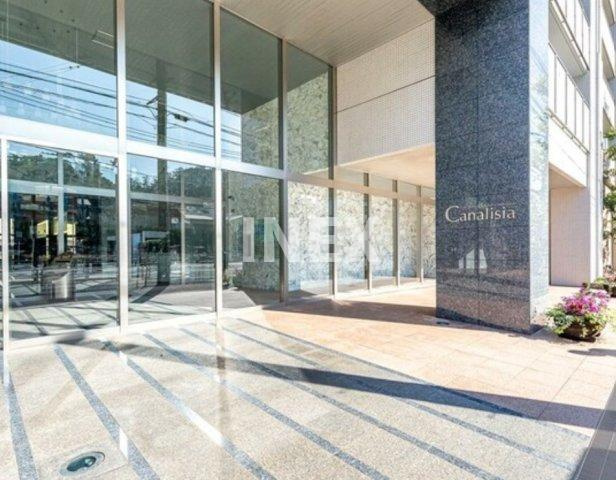 横浜市中区新山下１丁目の賃貸マンションのエントランス