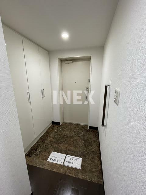横浜市中区新山下１丁目の賃貸マンションの玄関