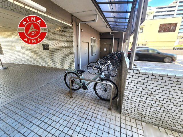 エバーライフハコザキの駐輪場|屋根付きの駐輪場なので雨の日でも安心です。