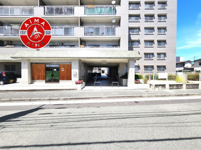 エバーライフハコザキ|きれいなエントランス入口です。