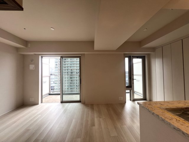 ラグジュアリー感が家にも欲しい！！そんな夢を叶える物件なんてあるのか、、えぇ、あるんです！！ココ海老名では知らない人いないマンション！それが、『リーフィアタワー海老名ブリスコート』美室マンションの居間・リビング|ゆったり過ごせる居間です