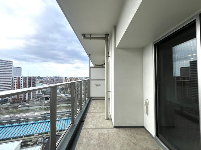 ラグジュアリー感が家にも欲しい！！そんな夢を叶える物件なんてあるのか、、えぇ、あるんです！！ココ海老名では知らない人いないマンション！それが、『リーフィアタワー海老名ブリスコート』美室マンションのバルコニー|バルコニー付きです