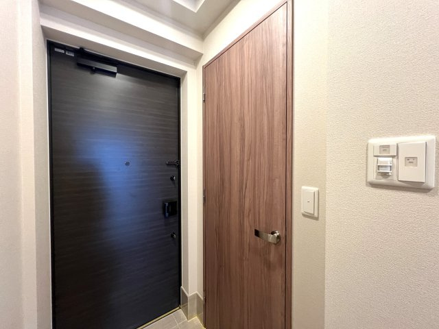 ラグジュアリー感が家にも欲しい！！そんな夢を叶える物件なんてあるのか、、えぇ、あるんです！！ココ海老名では知らない人いないマンション！それが、『リーフィアタワー海老名ブリスコート』美室マンションの玄関|収納もある玄関です