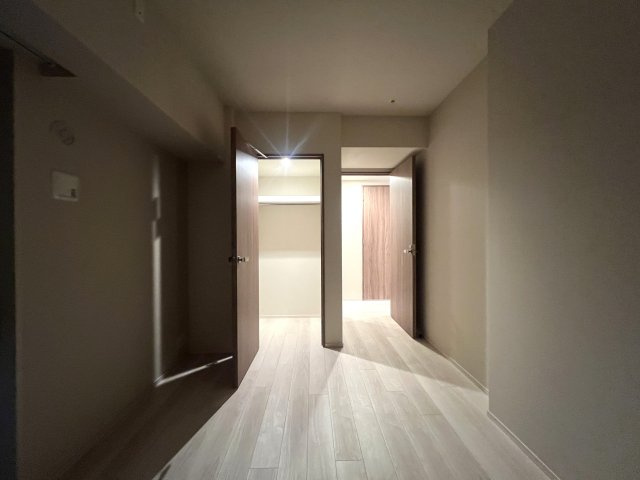 ラグジュアリー感が家にも欲しい！！そんな夢を叶える物件なんてあるのか、、えぇ、あるんです！！ココ海老名では知らない人いないマンション！それが、『リーフィアタワー海老名ブリスコート』美室マンションの洋室|落ち着いた色調の洋室です