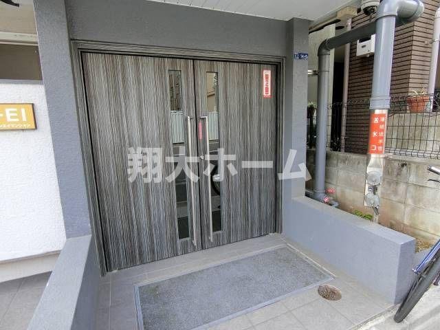 三栄マンション立川のエントランス