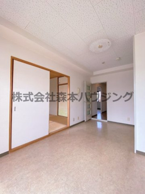 【居間・リビング】 | 　エバーグリーン | こちらの居間で趣味の時間をお楽しみください