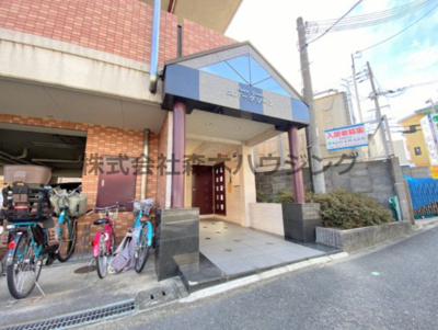 【エントランス】 | 　エバーグリーン | 毎日通るエントランスはこのようになっています