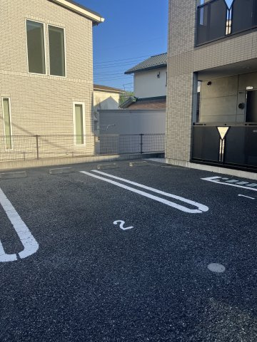 グランドロータス聖蹟の駐車場