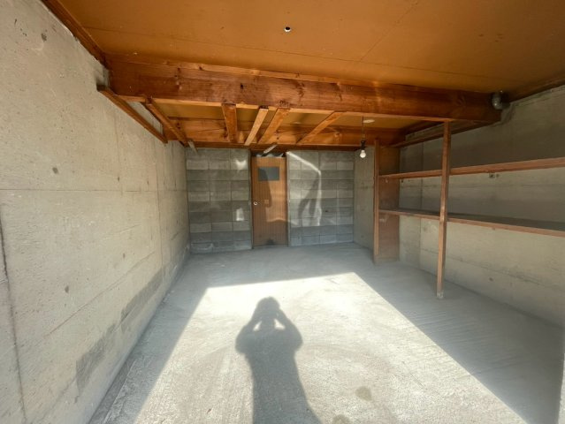 寝屋川市黒原城内町の駐車場|シャッター付き車庫で大切なお車も安心です！
物置スペースとしても利用可能！