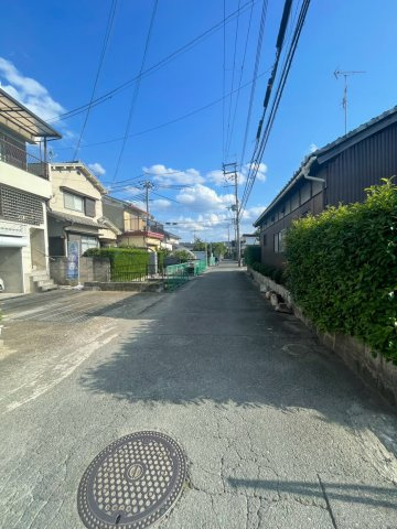 寝屋川市黒原城内町の前面道路含む現地写真