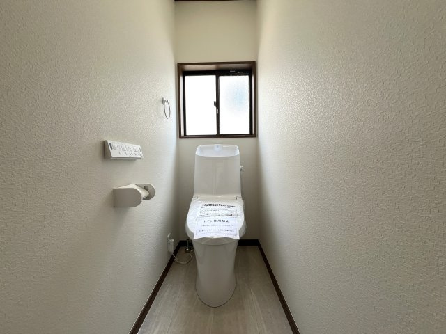 この家、実は、、床面積以上に使える！！面積未算入の約９.２帖ロフトあり！！もう、ココはお子様の遊び場に占領される可能性を秘めた『保土ケ谷区上菅田町』リノベーション戸建は見逃せない！！のトイレ|落ち着いたトイレです