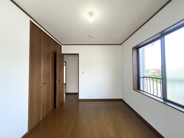 この家、実は、、床面積以上に使える！！面積未算入の約９.２帖ロフトあり！！もう、ココはお子様の遊び場に占領される可能性を秘めた『保土ケ谷区上菅田町』リノベーション戸建は見逃せない！！の洋室|使い勝手のいい洋室です